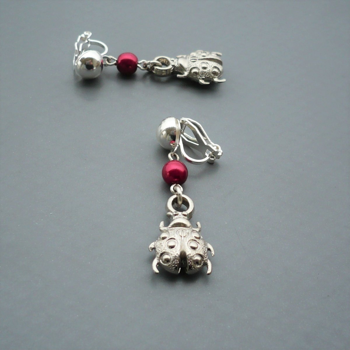 Beruška & vínová perlička - klipsové náušnice