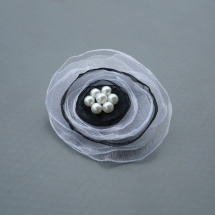 Černobílá brož - bílé perličky