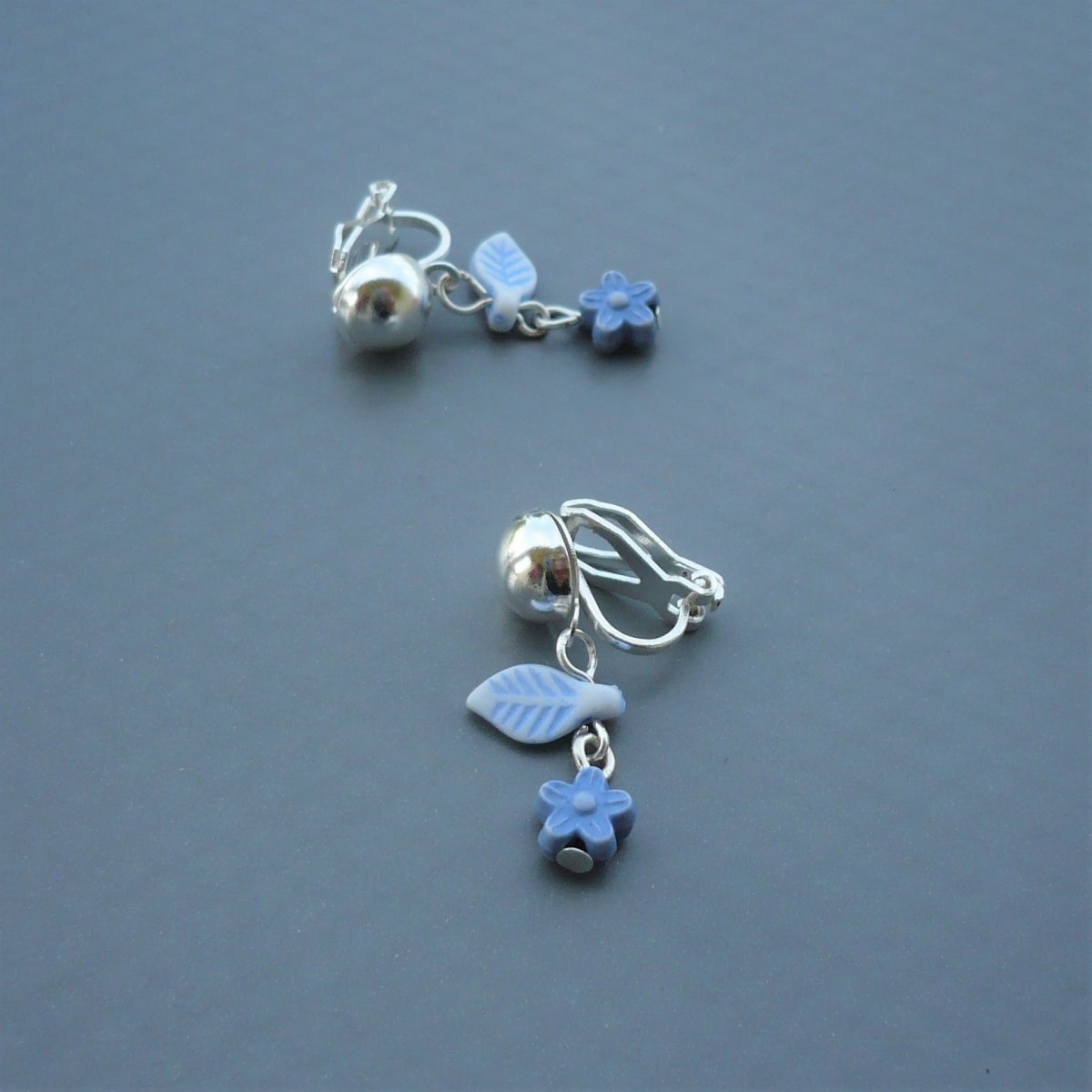 Modré klipsové náušničky - kytička