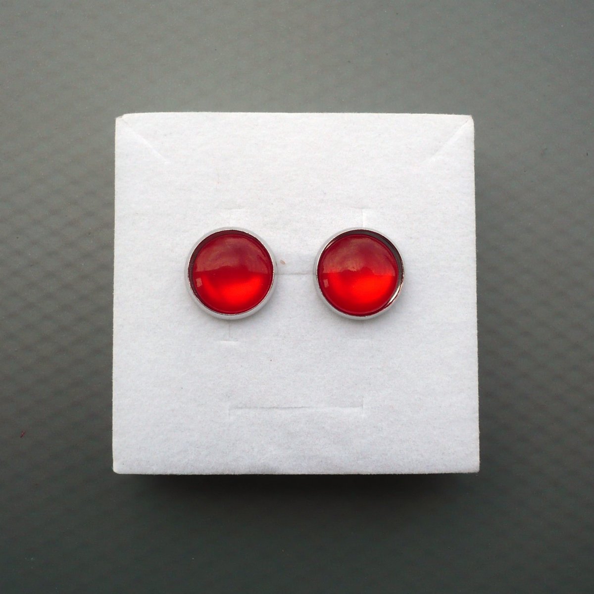 Červené perleťové puzetky - náušnice