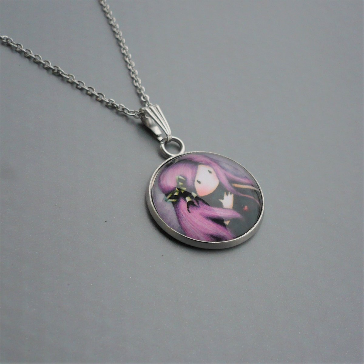 Kulatý přívěsek s dívkou na nerez řetízku