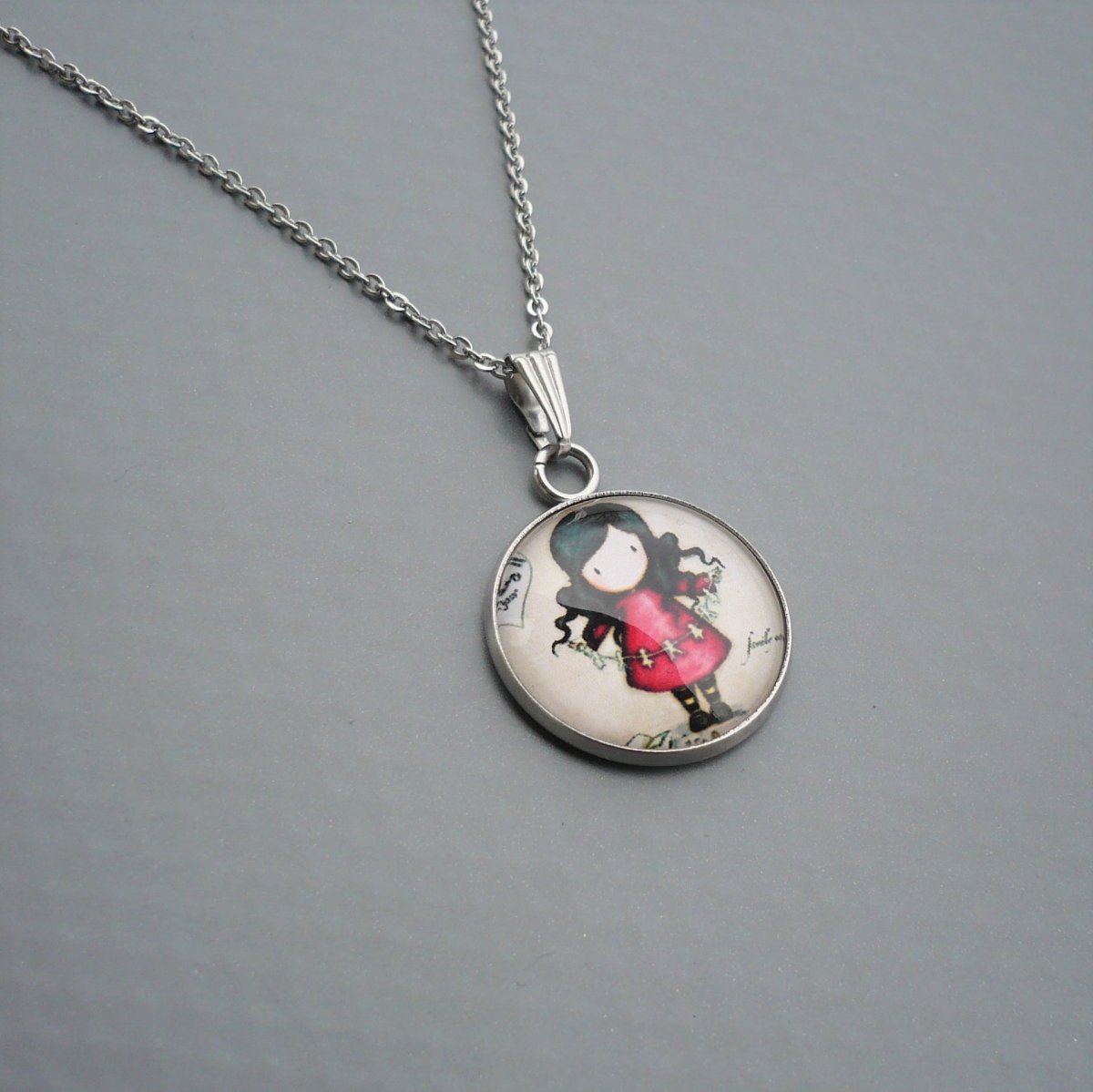 Holčička - kulatý přívěsek na nerez řetízku