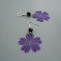 Fialové květiny - lehoučké náušnice s černou