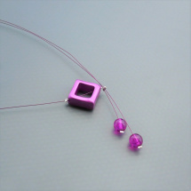 Jednoduchý růžový metalický náhrdelník