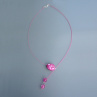 Jednoduchý růžový mourovaný náhrdelník s kapkou