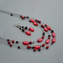Červenočerný třířadý náhrdelník s náušnicemi-delší