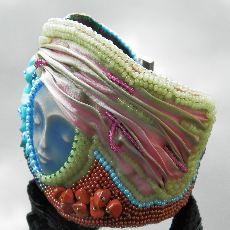 Polární záře nad údolím