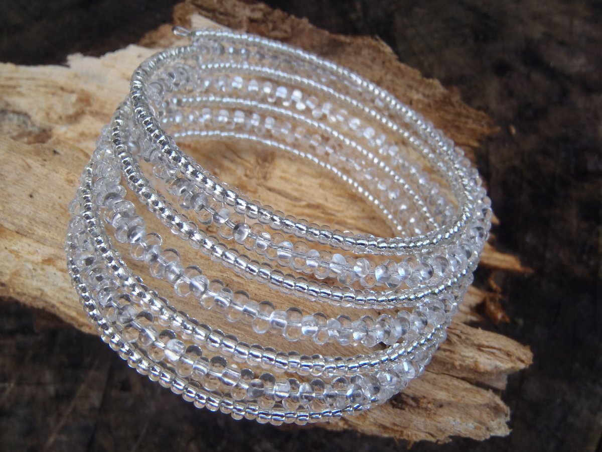 křišťálově čirý