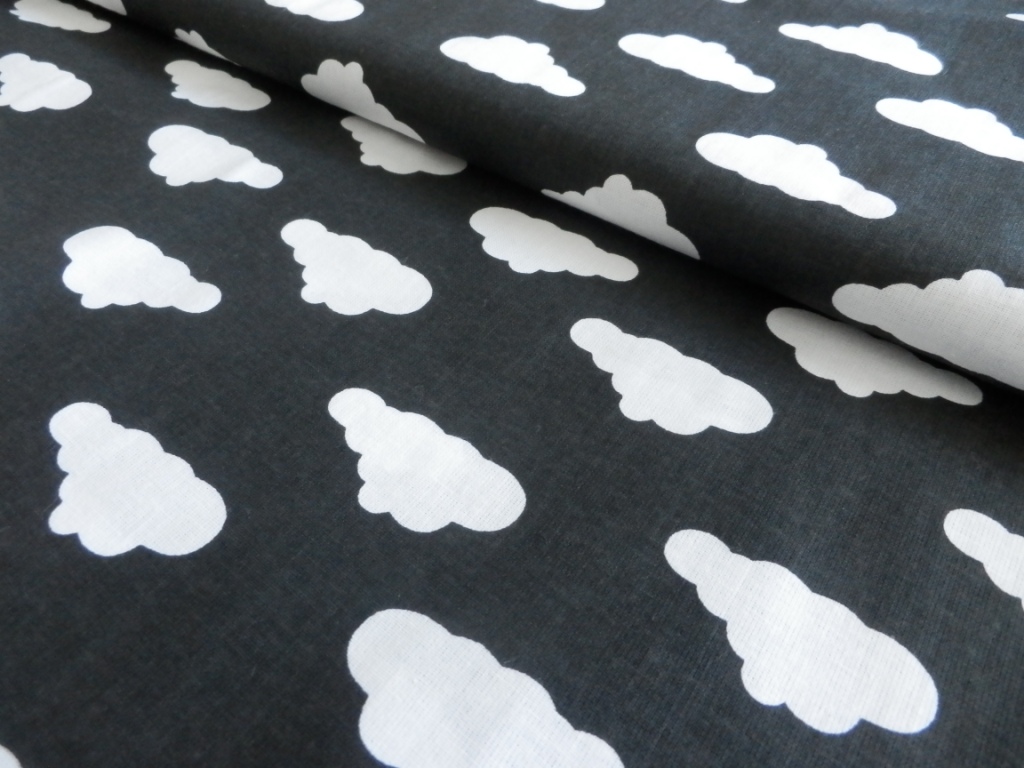 Bílé obláčky na černé