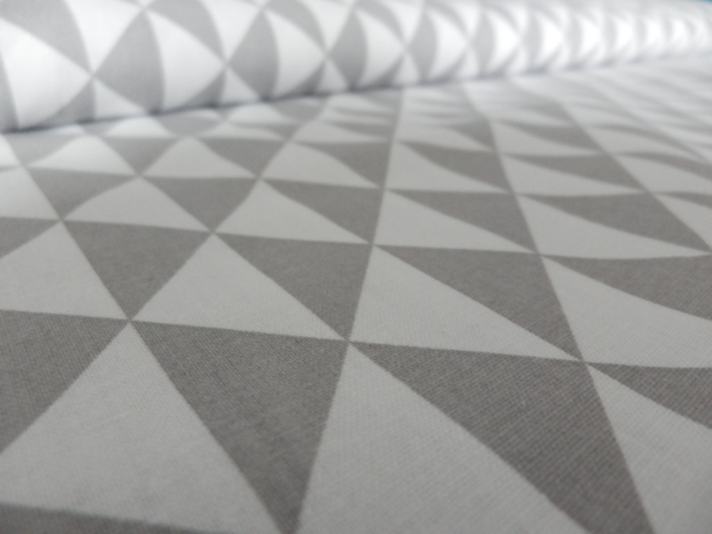Bílé šedobílé trojúhelníky-6mm