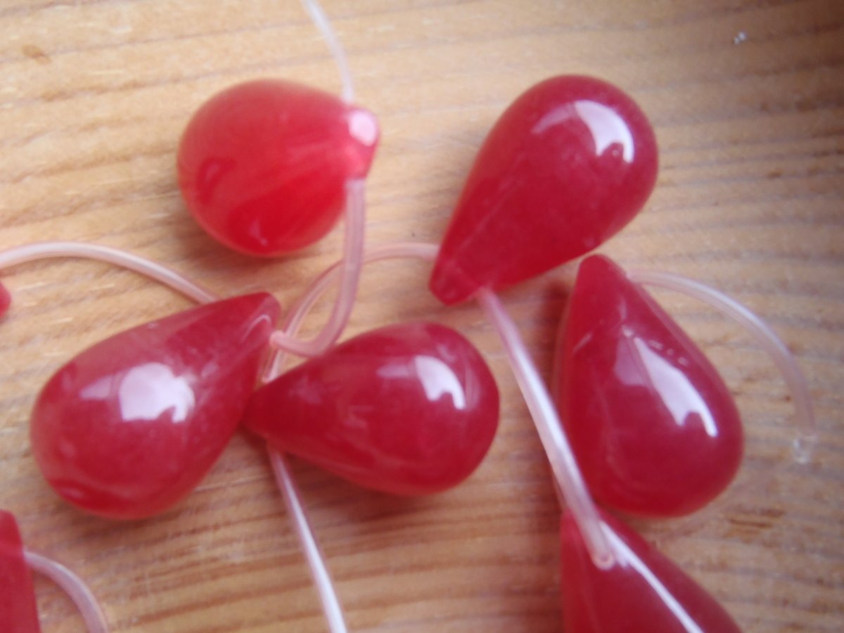 červený jadeit - kapka