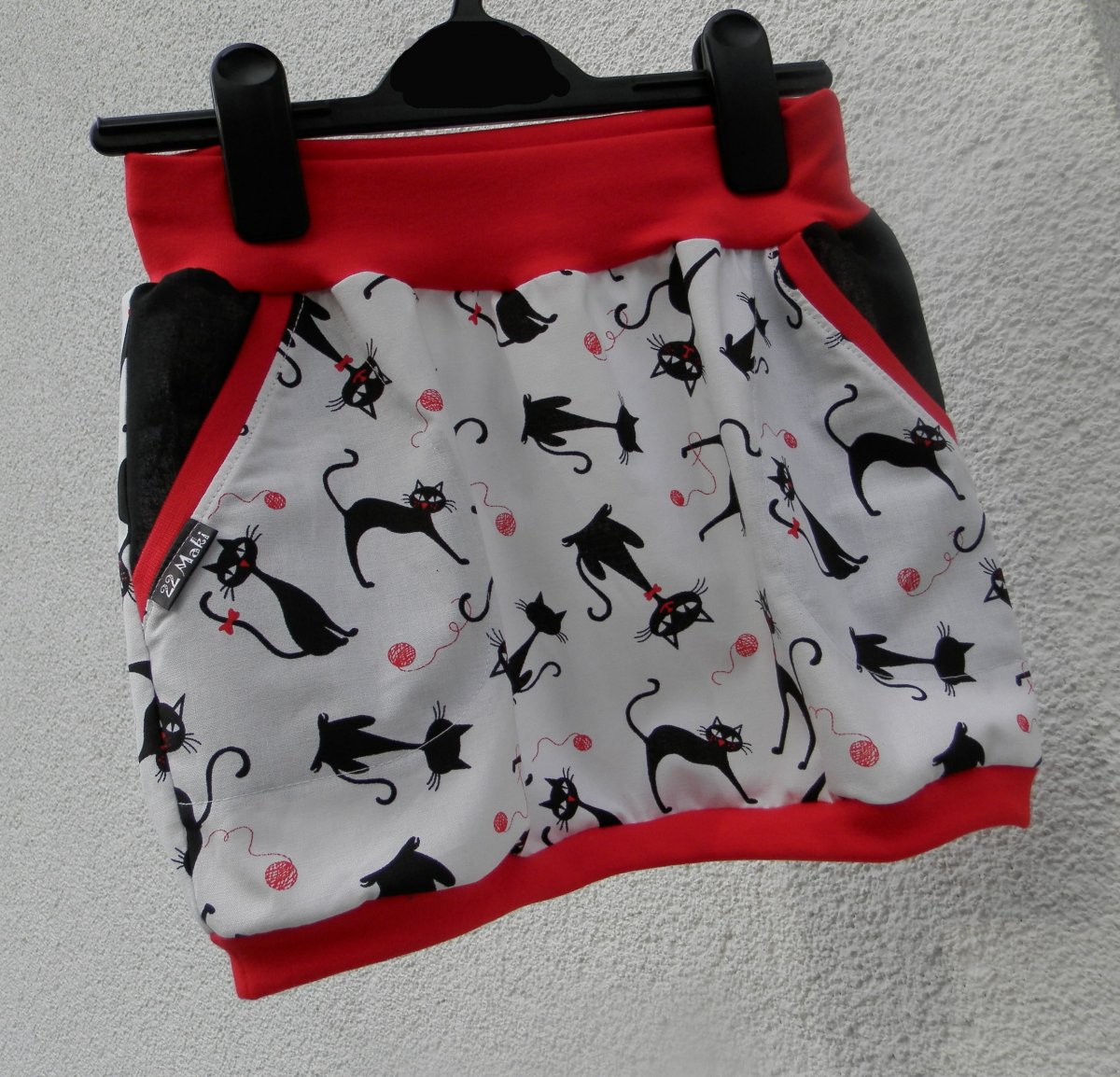 sukně balonová 104/110/116 bílá,červená s kočkami