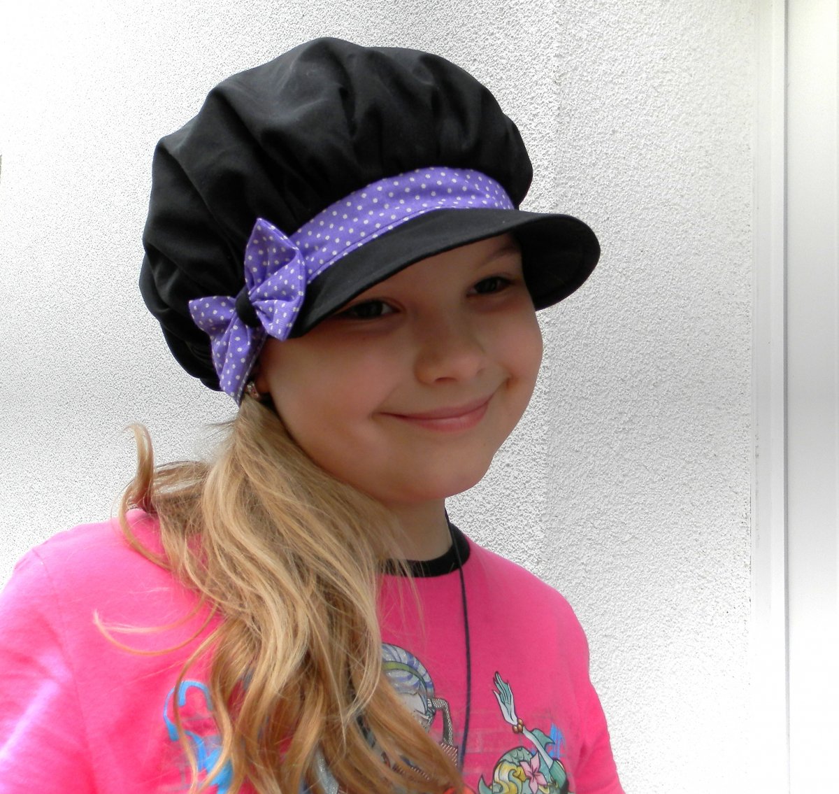 letní bekovka,kšiltovka černá +mašle puntík fialový