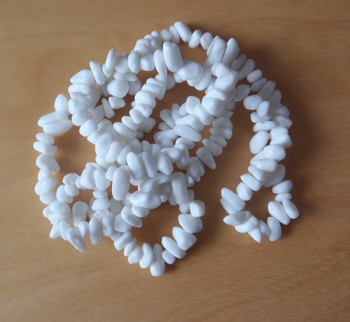 bílý achát zlomky návlek