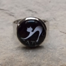Prsten s kočkou v černém