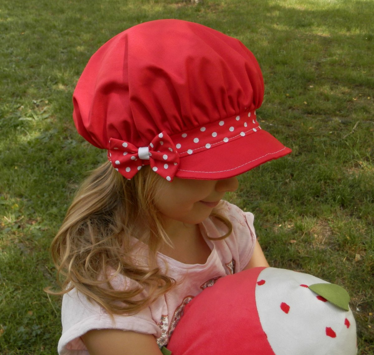 letní bekovka,kšiltovka červená lem a mašle s puntíky