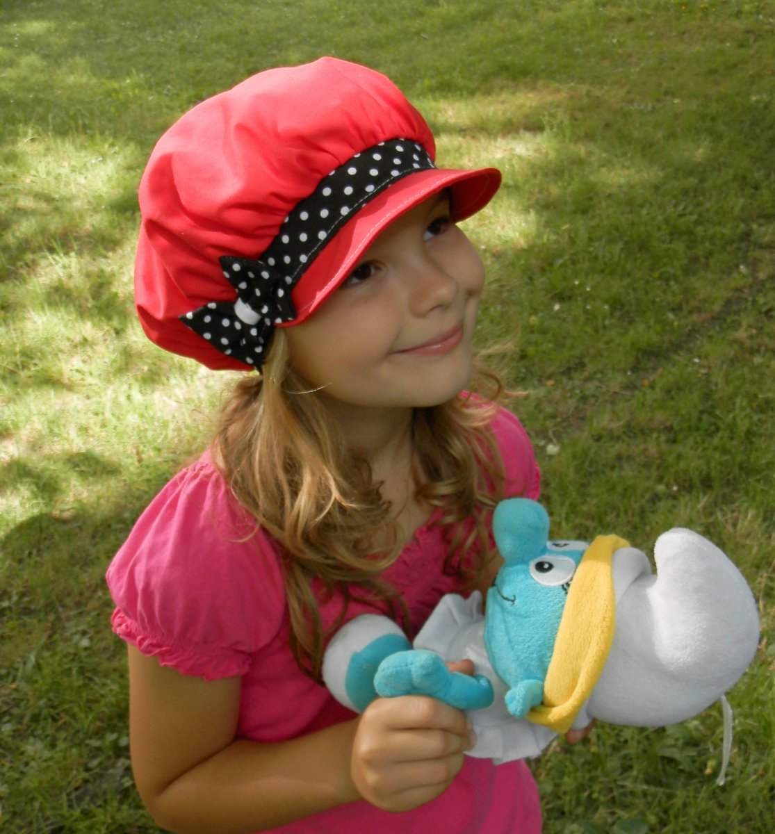 letní bekovka,kšiltovka červená lem a mašle černé