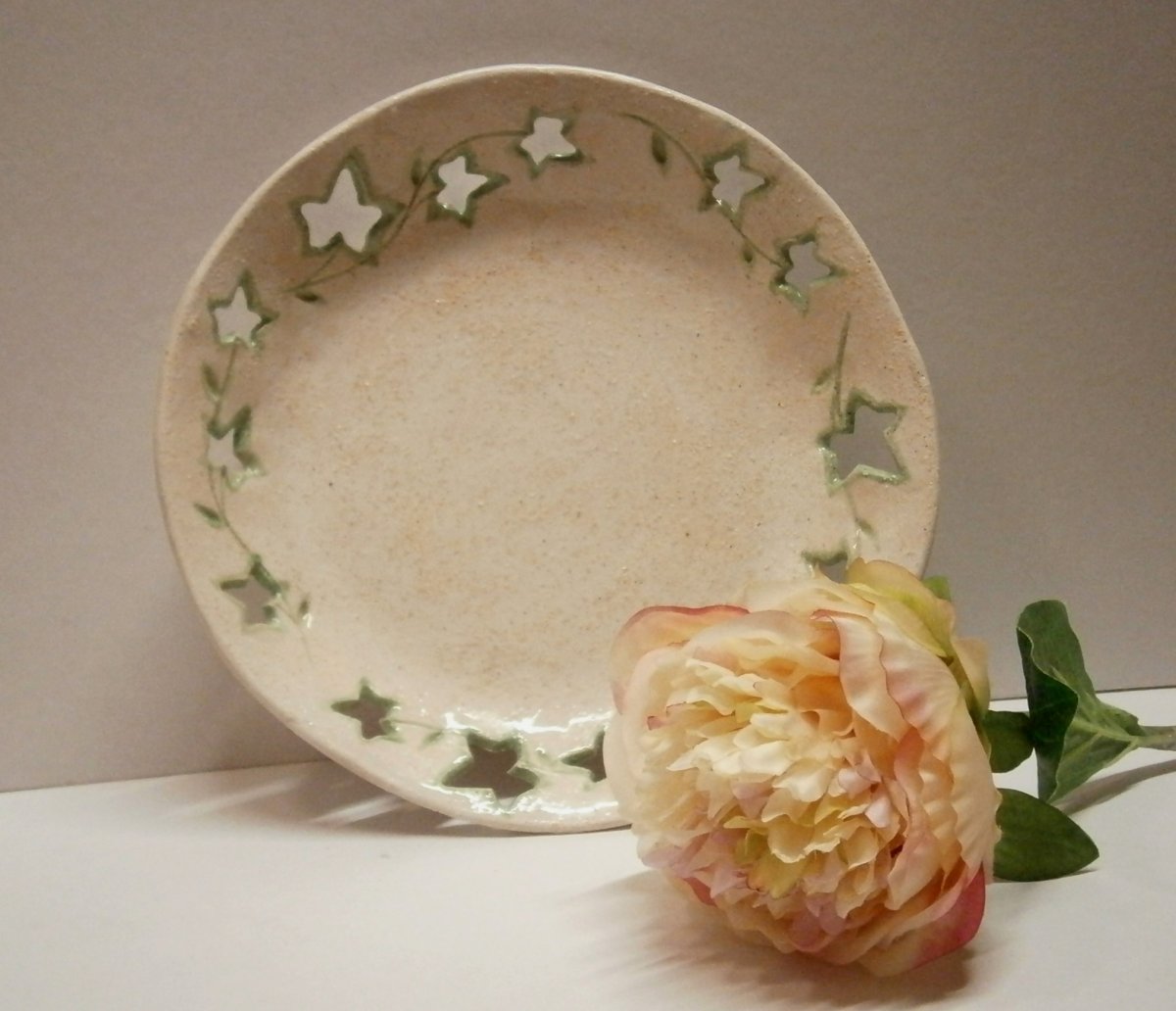 Keramický talíř smetanový se zeleným dekorem