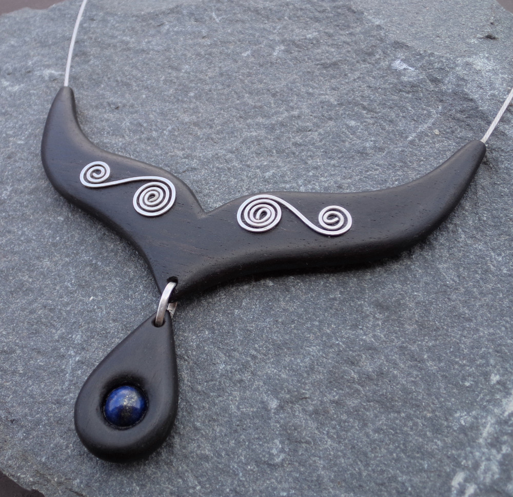 Dřevěný šperk - eben, lapis lazuli a ocel