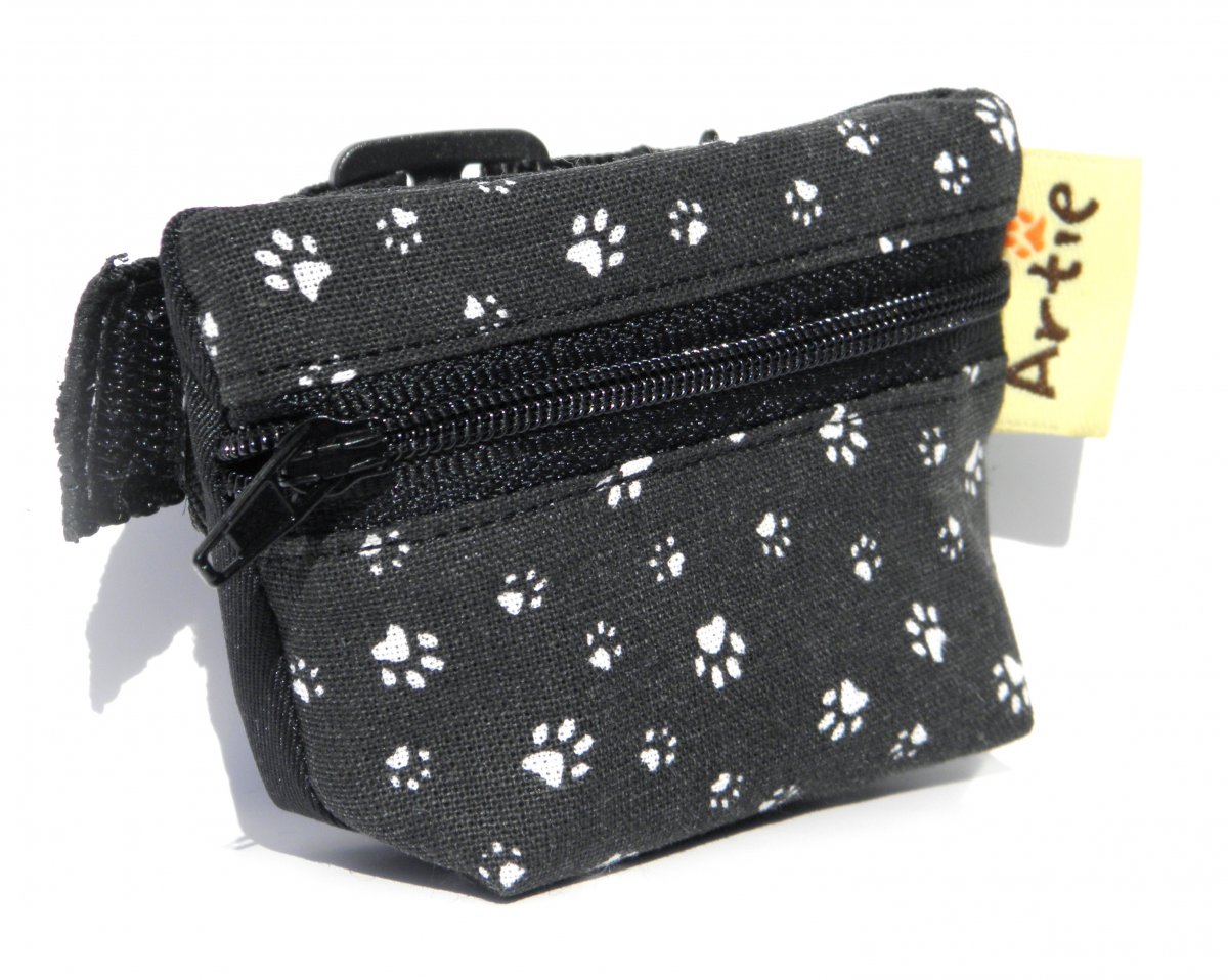Pamlskovník na zápěstí - černobílé tlapky (S/M)