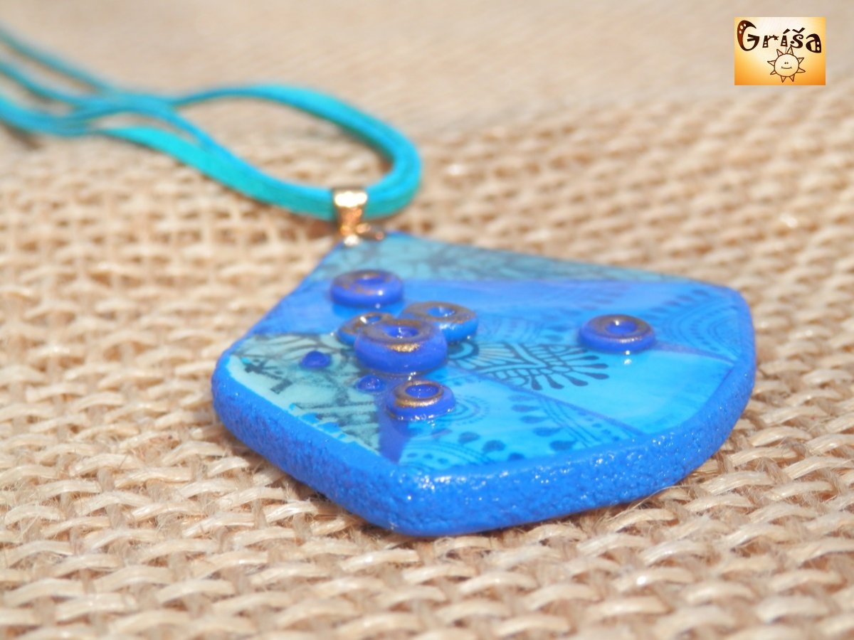 Z kousků poskládaný