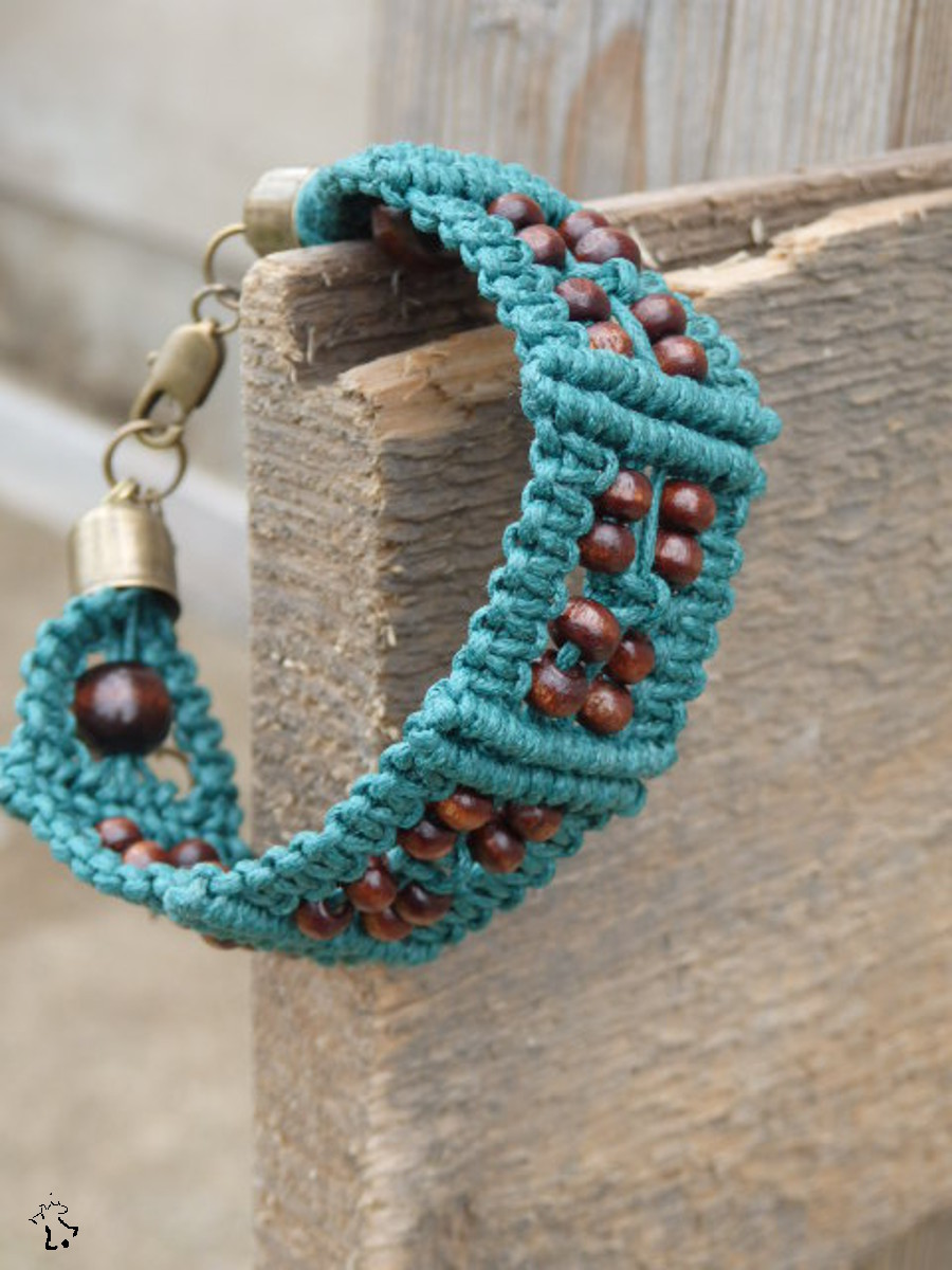 Temně zelený drhaný náramek s korálky