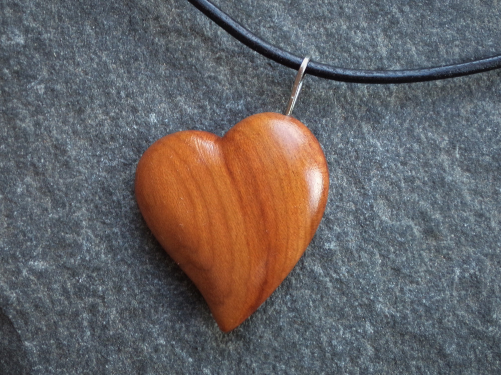 Dřevěný šperk - srdíčko