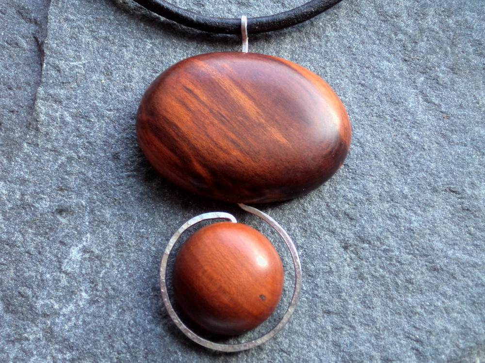 Dřevěný šperk - švestka a ocel