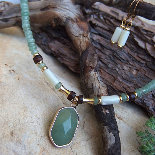 Souprava z avanturínu a perleti