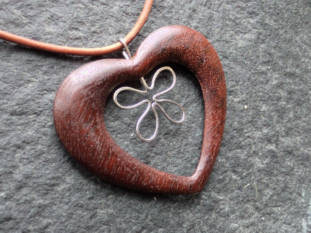 Dřevěný šperk - srdíčko 