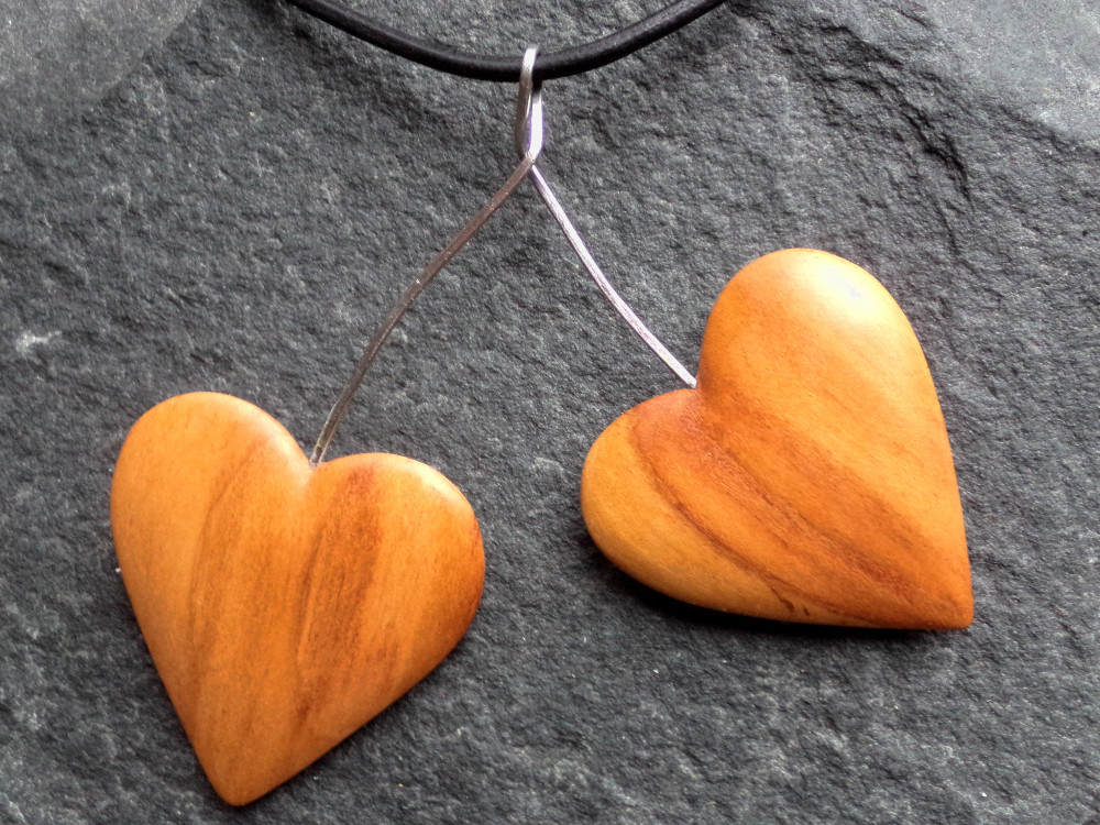 Dřevěný šperk - meruňková srdíčka