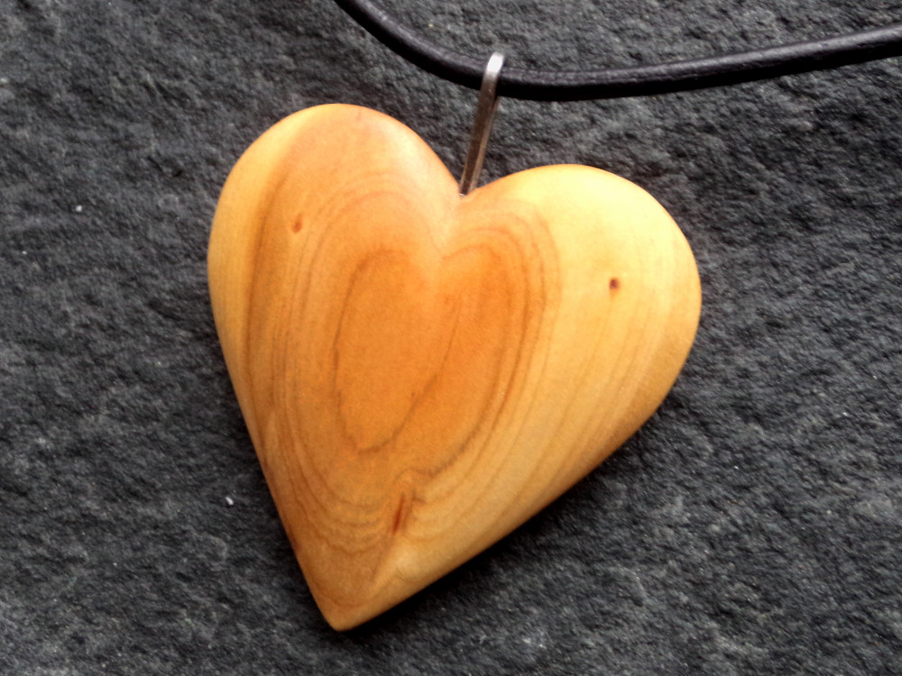 Dřevěný šperk - srdíčko