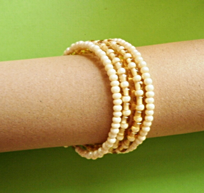  béžovozlatožlutý náramek