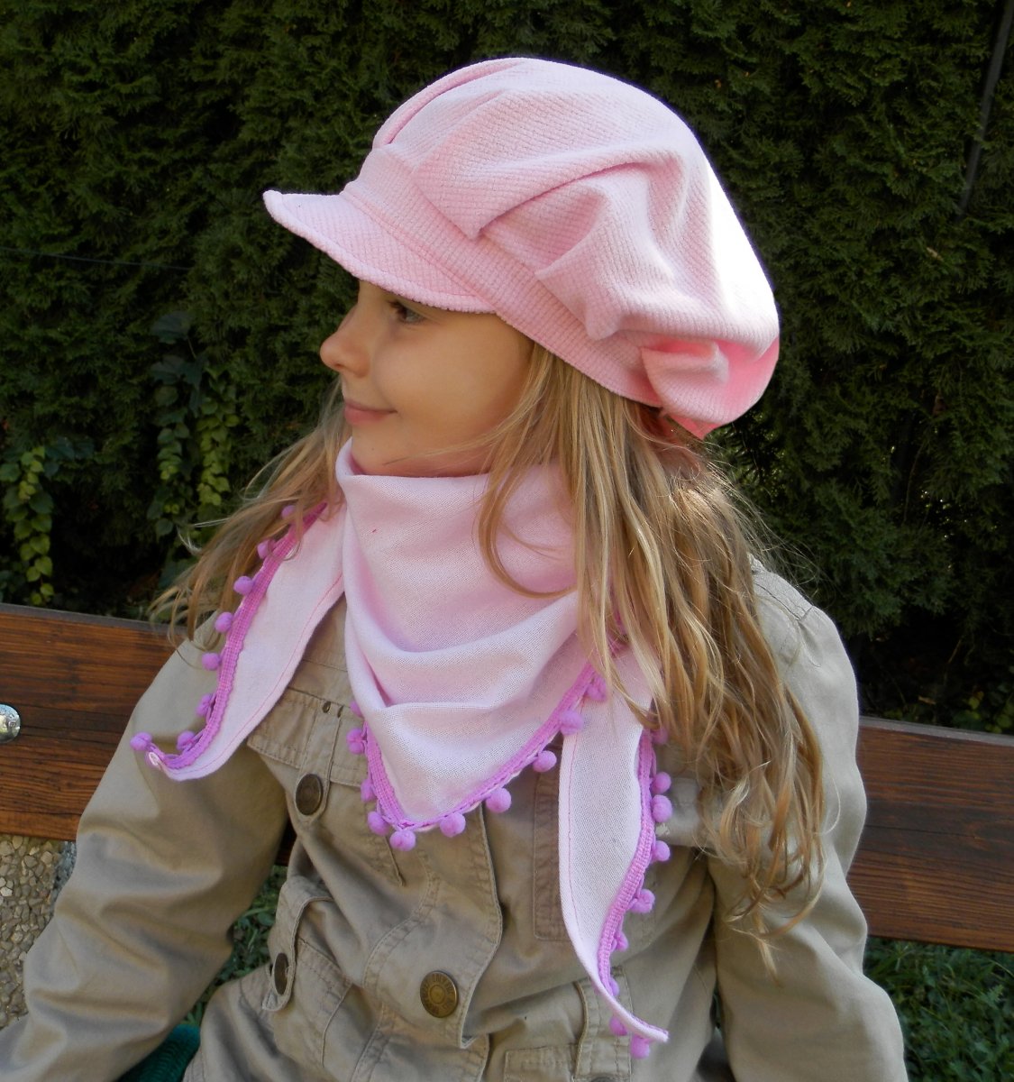 dětský šátek s bambulkami růžový