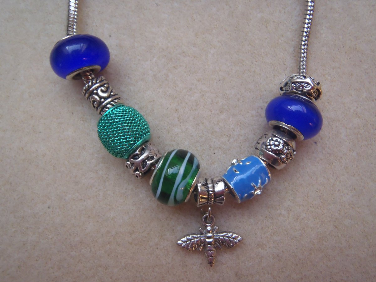 modro - zelený s můrou