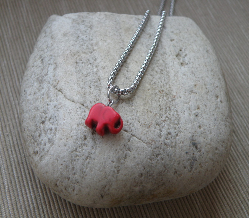 Nerezový řetízek s  howlitovým slonem