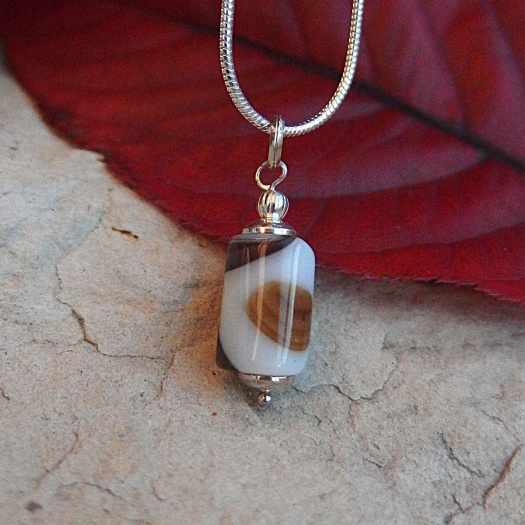 Veselý achát ve stříbře