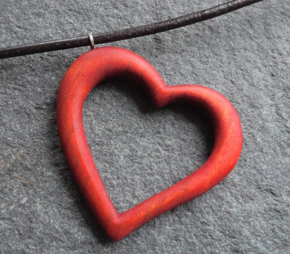 Dřevěný šperk - srdíčko