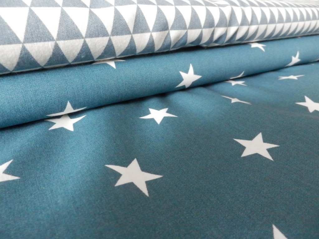 Hvězdy větší bílé na petrolejové