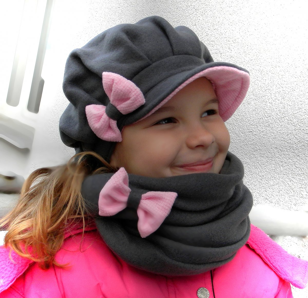 nákrčník a čepice ,BEKOVKA,KŠILTOVKA  šedá a růžová mašle