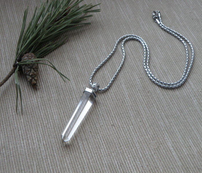 Křišťál s nerezovým řetízkem