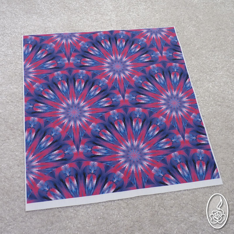 Látkový panel s růžovofialovým vzorem