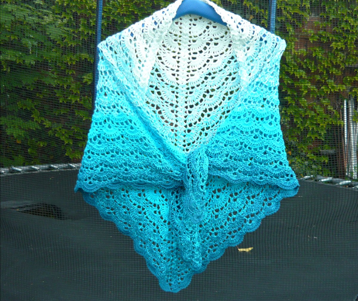 Háčkovaný šátek z duhového klubíčka...