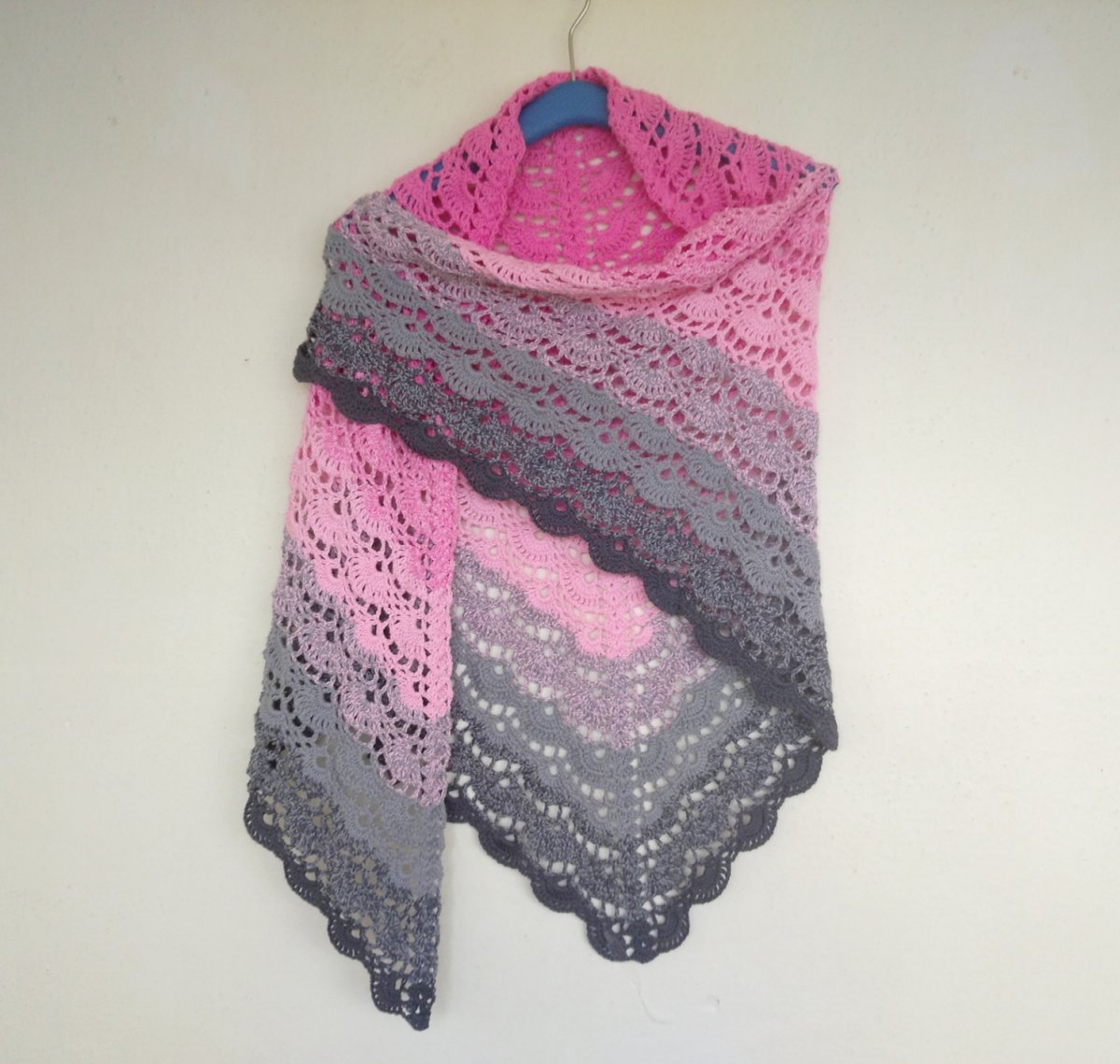 Háčkovaný šátek z duhového klubíčka...