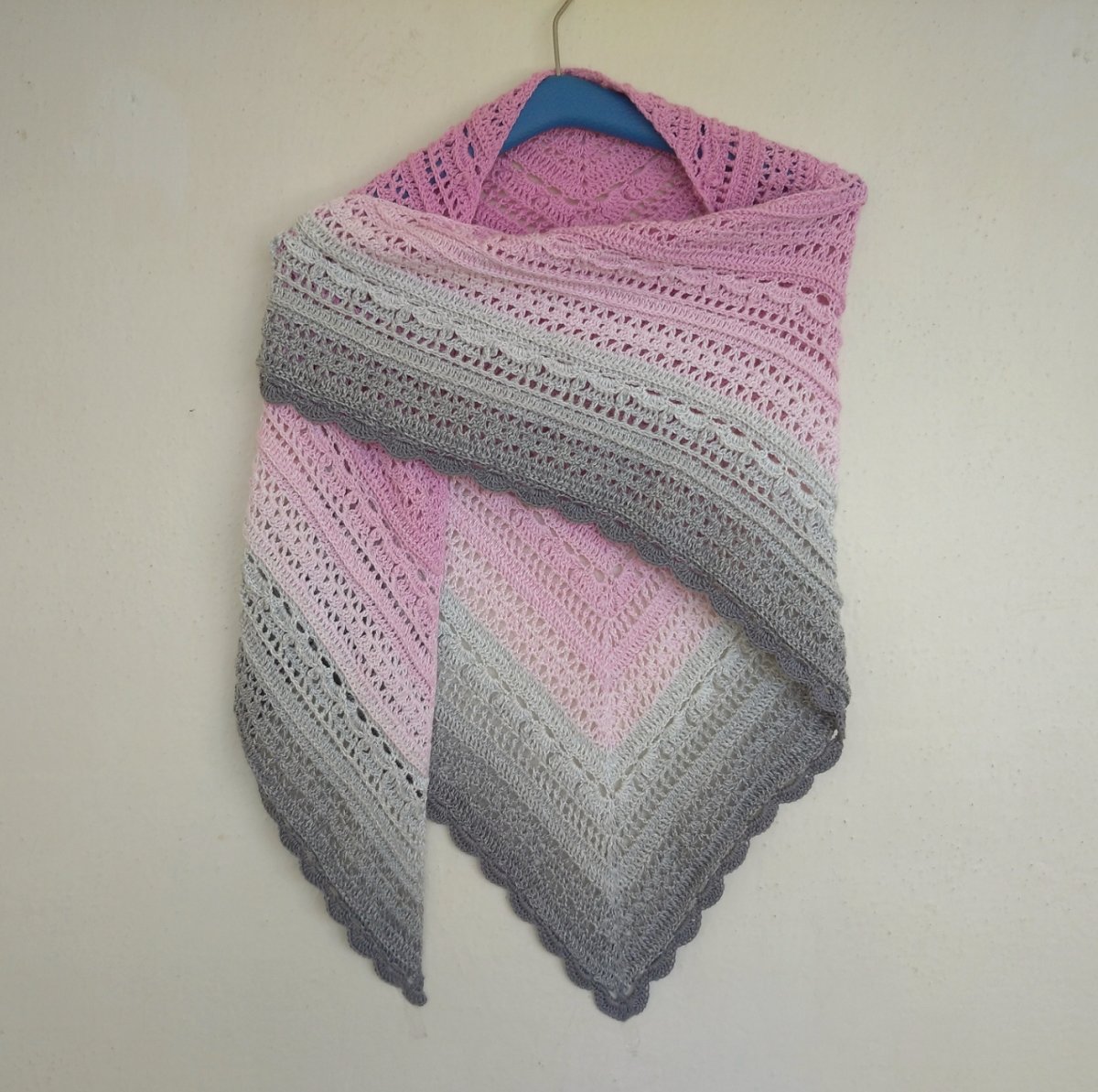 Háčkovaný šátek z duhového klubíčka " Eveline "...