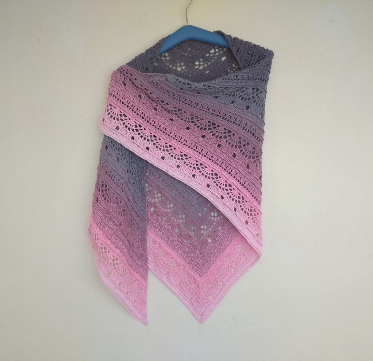 Háčkovaný šátek z duhového klubíčka 