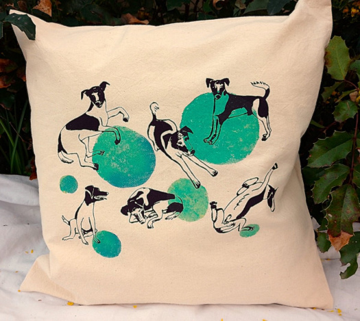 Veselý polštářek s hravými pejsky