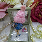 Postava s čepicí 01