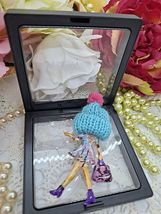 Postava s čepicí 07