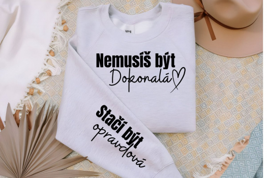 Dámská mikina s nápisem "Nemusíš být dokonalá"